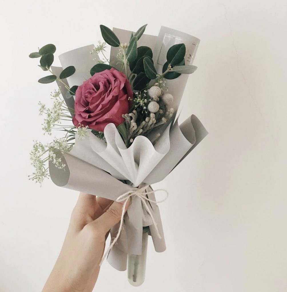 How to Make a Simple Single Stalk Bouquet - Flower Delivery Singapore, Florist Singapore